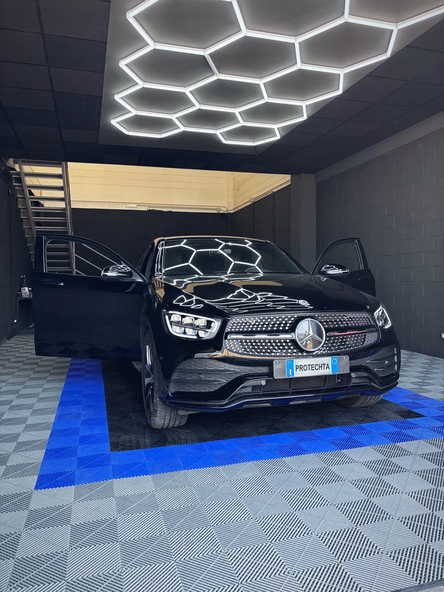 Guide scritte in officina: un'auto in installazione da Protechta a Settimo Milanese, sotto la luce a nido d'ape
