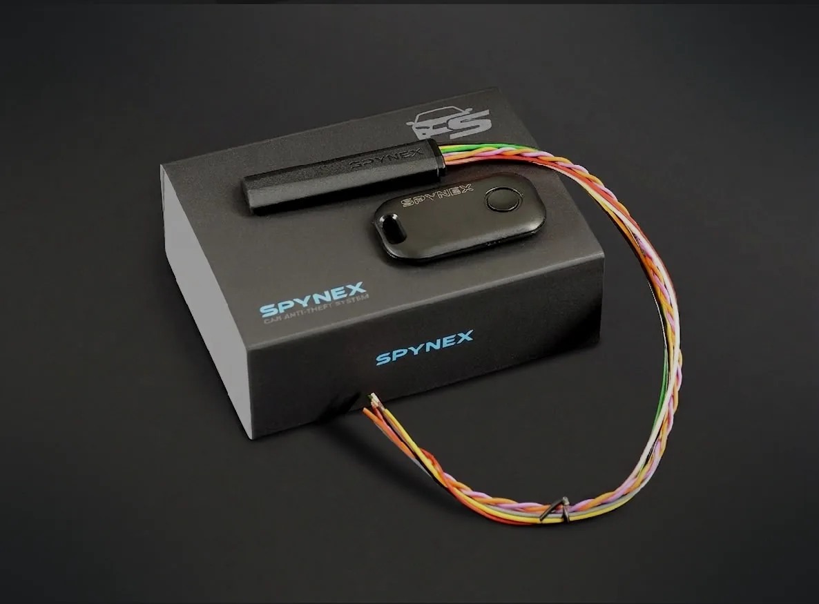 Kit Spynex, antifurto auto digitale: modulo immobilizzatore con cablaggio e telecomando appoggiati sulla confezione